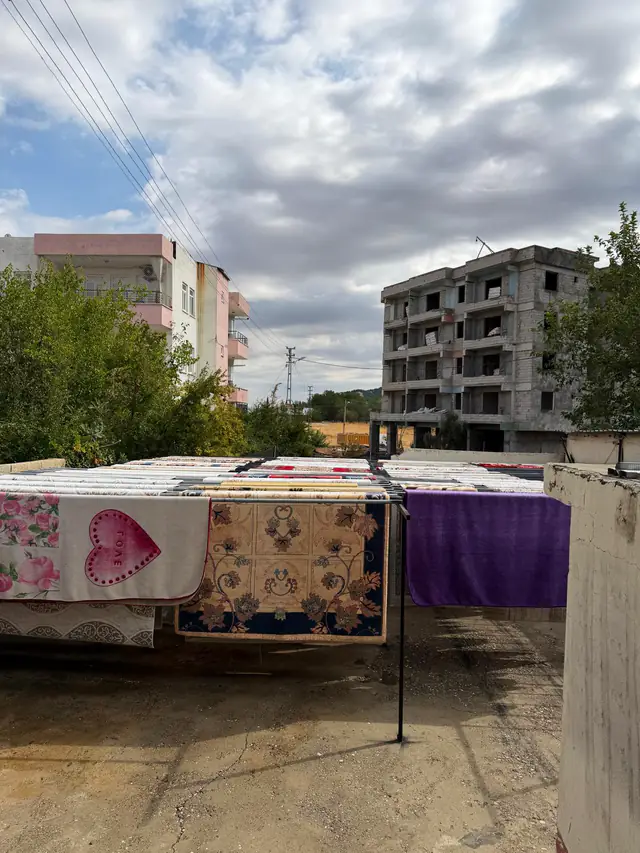 Adıyaman gökyüzü altında askıda kuruyan halılar