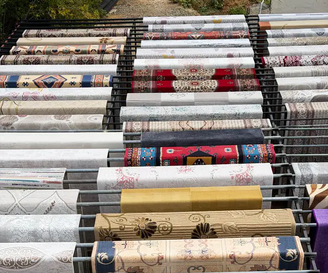 Adıyaman Royal Halı Yıkama tesisinin çatısında askılarda kuruyan yıkanmış halılar