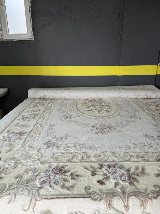 Tesiste son kontrol için yere serilmiş büyük halı
