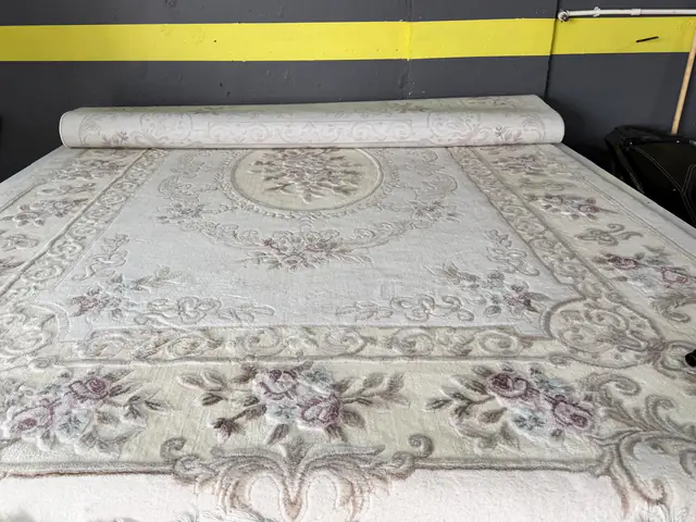 Tesiste yere serilmiş, yıkanmış ve teslime hazır desenli halı