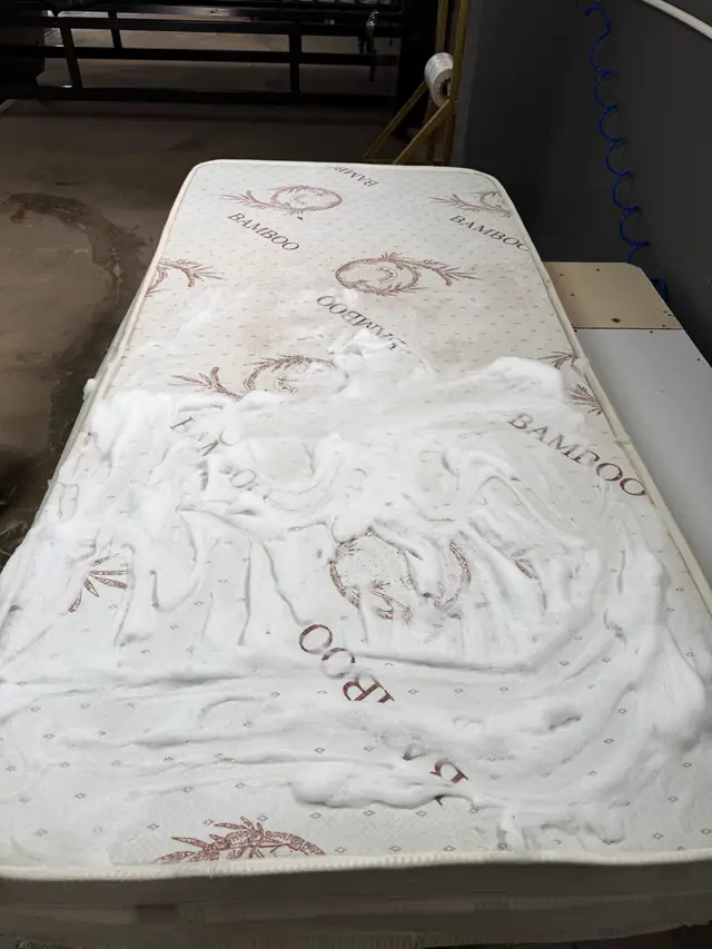 Tesiste köpüklü şampuanla yıkanan yatak