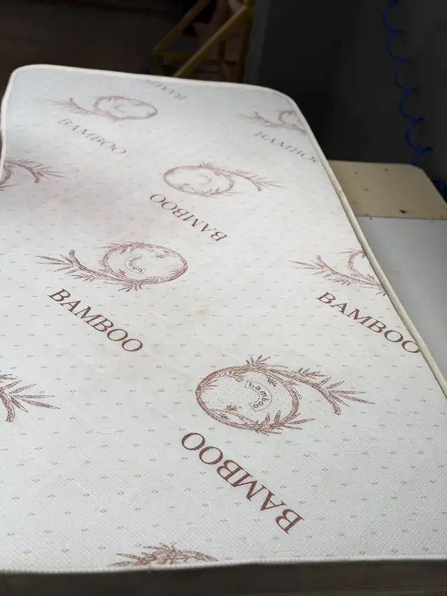 Yıkanmış yatağın kumaş yüzeyine yakından bakış